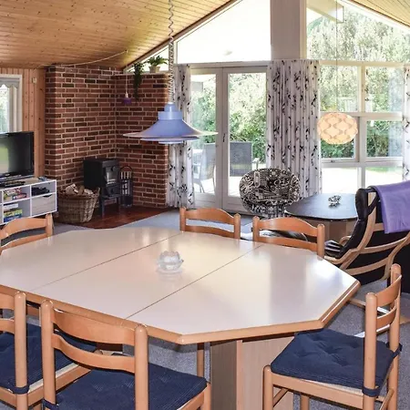 Holiday home 3 Bedroom Lovely Home In Humble Humble